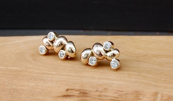 6 x 3mm diamonds set in gold cups clustered with solid gold nuggets